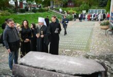 На Київщині на території храму відновили старовинний саркофаг. Фото: Православна церква України