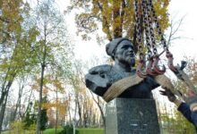Знесення бюстів радянських діячів. Фото: Олег Слабоспицький