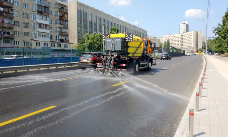 Поливання доріг у Києві. Фото: скриншот з відео КМДА