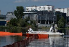 Фахівці на озері Кирилівському. Фото: ДСНС