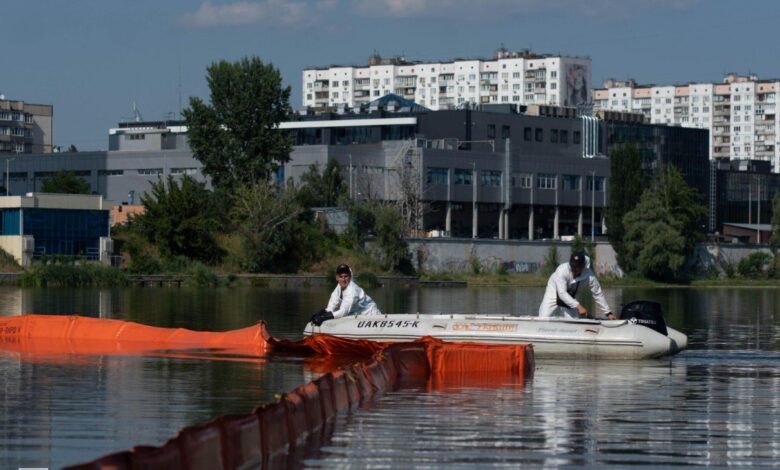 Фахівці на озері Кирилівському. Фото: ДСНС