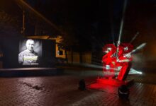 Інсталяція, присвячена четвертим роковинам теракту в Оленівці. Фото: Асоціація родин захисників «Азовсталі»