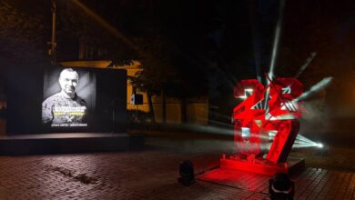 Інсталяція, присвячена четвертим роковинам теракту в Оленівці. Фото: Асоціація родин захисників «Азовсталі»