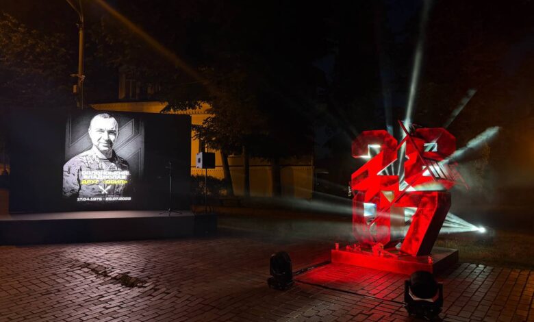 Інсталяція, присвячена четвертим роковинам теракту в Оленівці. Фото: Асоціація родин захисників «Азовсталі»