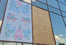 Картини, які прикрашають вибиті атакою РФ вікна готелю "Україна" у Києві. Фото: Суспільне