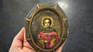 Старовинні монети та емалевий образок. Фото: Київська митниця