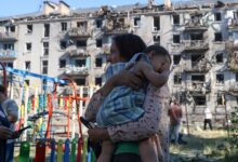 Люди біля зруйнованих будинків у Києві внаслідок обстрілу 2 липня. Фото: Суспільне Київ