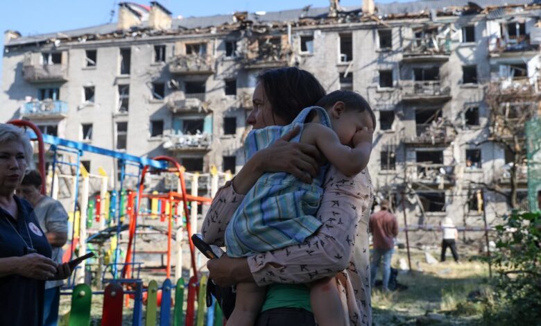Люди біля зруйнованих будинків у Києві внаслідок обстрілу 2 липня. Фото: Суспільне Київ