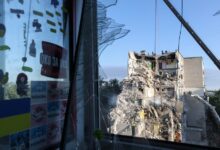 Частина зруйнованого будинку у Дарницькому районі через вибите вікно. Фото: Суспільне Новини