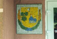 Мозаїчний герб на Київщині у селі Гайшин. Фото: Суспільне Культура
