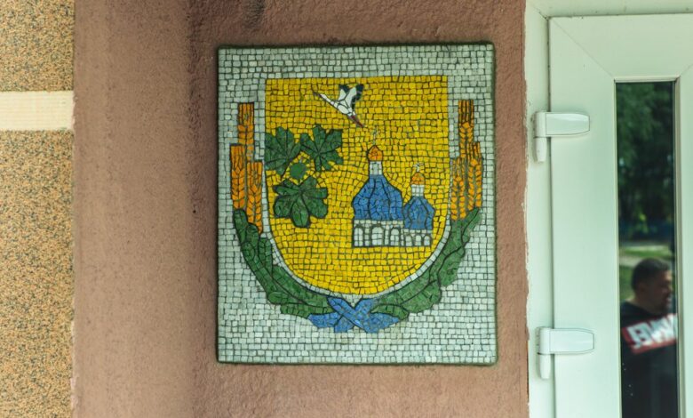 Мозаїчний герб на Київщині у селі Гайшин. Фото: Суспільне Культура