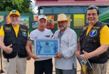 Анатолій Марчук із засновником «Національного рекорду України» Валентином Щербачовим та представниками національного рейтингу. Фото: Бишівська сільська ТГ