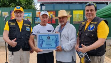 Анатолій Марчук із засновником «Національного рекорду України» Валентином Щербачовим та представниками національного рейтингу. Фото: Бишівська сільська ТГ