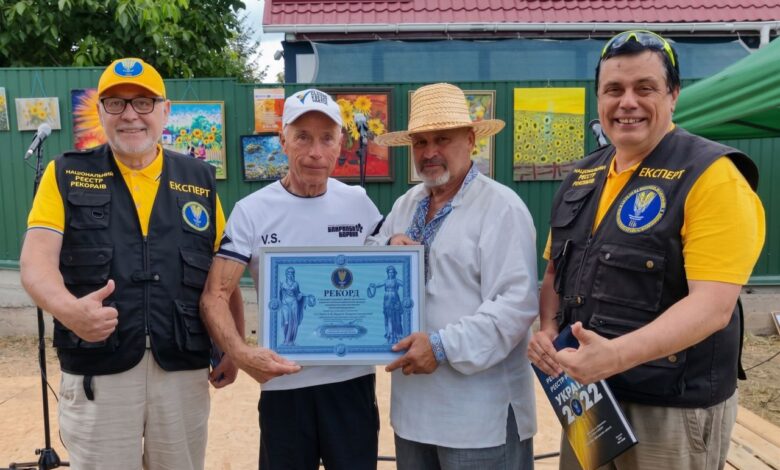 Анатолій Марчук із засновником «Національного рекорду України» Валентином Щербачовим та представниками національного рейтингу. Фото: Бишівська сільська ТГ