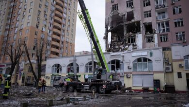Багатоповерховий будинок у Дніпровському районі, який зазнав ушкоджень внаслідок російської атаки 27 грудня 2025 року. Фото: Суспільне Новини/Олександр Магула