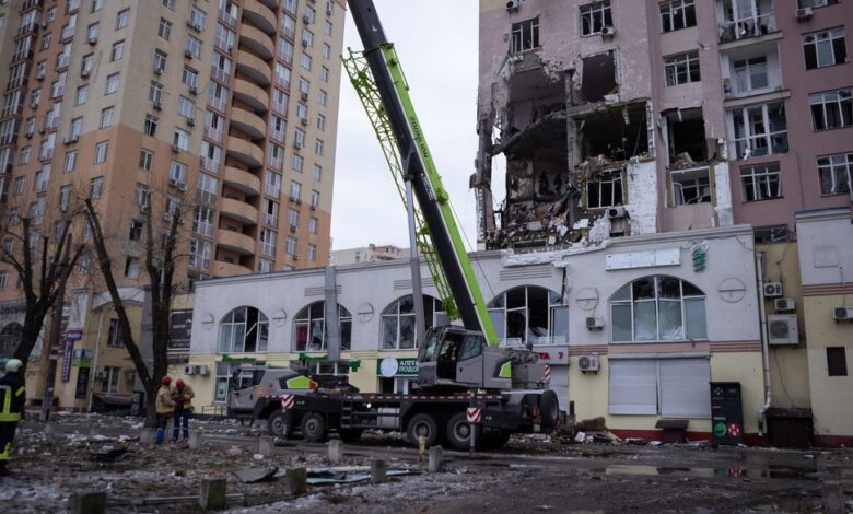 Багатоповерховий будинок у Дніпровському районі, який зазнав ушкоджень внаслідок російської атаки 27 грудня 2025 року. Фото: Суспільне Новини/Олександр Магула