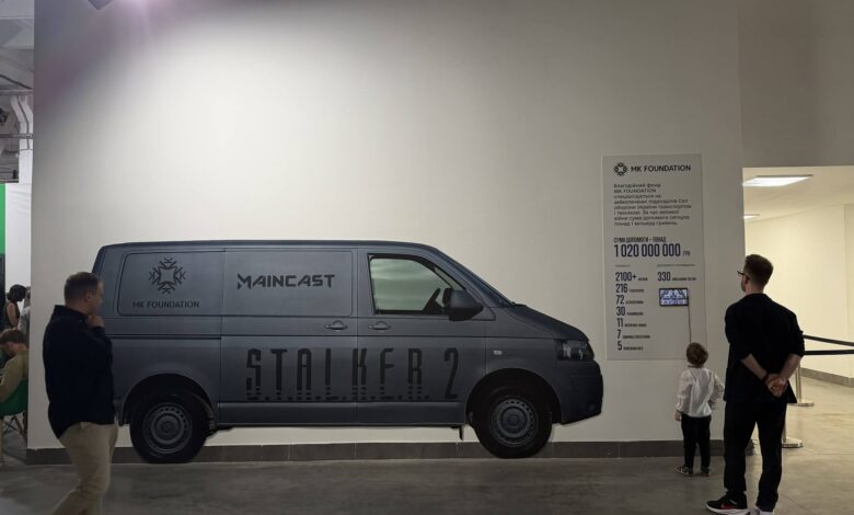 Брендований бус, оформлений у впізнаваній естетиці S.T.A.L.K.E.R. 2. від MK Foundation. Фото: Ukraine WOW