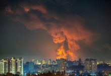 Над містом здіймається дим під час російського ракетного удару. Фото: REUTERS/Vladyslav Sodel