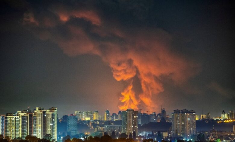Над містом здіймається дим під час російського ракетного удару. Фото: REUTERS/Vladyslav Sodel