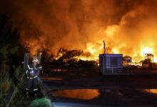 Пожежник на місці російського ракетного удару під час атаки Росії на Київщину. Фото: REUTERS/Anatolii Stepanov