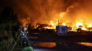 Пожежник на місці російського ракетного удару під час атаки Росії на Київщину. Фото: REUTERS/Anatolii Stepanov
