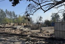 Вулиця у селі Мила Бучанського району після влучання у склади з подальшою детонацією Київська область, 29 серпня. Фото: Суспільне Новини/Станіслав Свирид