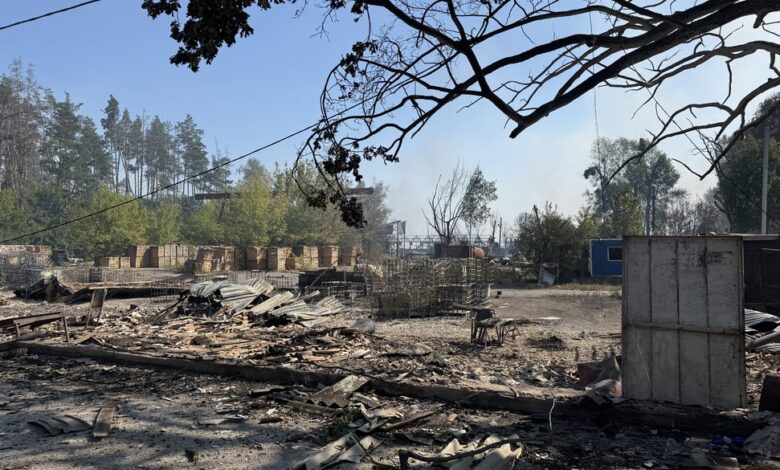 Вулиця у селі Мила Бучанського району після влучання у склади з подальшою детонацією Київська область, 29 серпня. Фото: Суспільне Новини/Станіслав Свирид