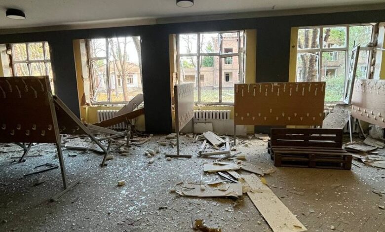 Пошкоджена внаслідок атаки РФ гімназія. Фото: КМДА