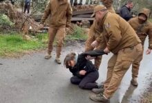 Правоохоронці та активістка. Фото: Дмитро Перов / Facebook