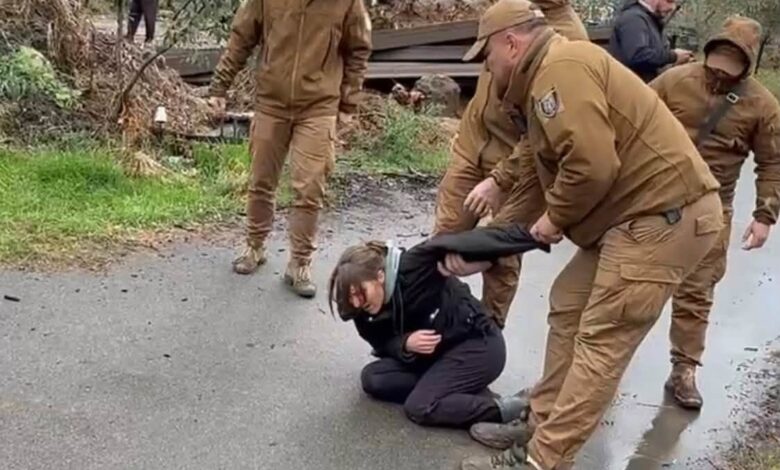 Правоохоронці та активістка. Фото: Дмитро Перов / Facebook
