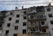 Пошкоджена пʼятиповерхівка у Борисполі. Фото: Суспільне новини/Станіслав Свирид