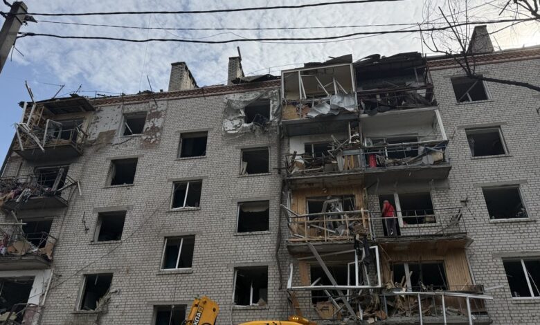 Пошкоджена пʼятиповерхівка у Борисполі. Фото: Суспільне новини/Станіслав Свирид