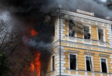 Люди намагаються самостійно врятуватись від вогню в будівлі Національної академії наук. Фото: Радіо Свобода