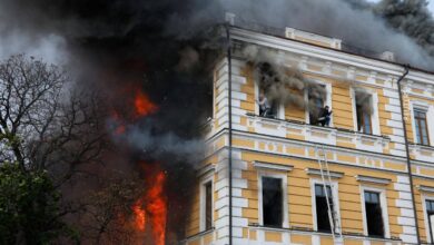 Люди намагаються самостійно врятуватись від вогню в будівлі Національної академії наук. Фото: Радіо Свобода