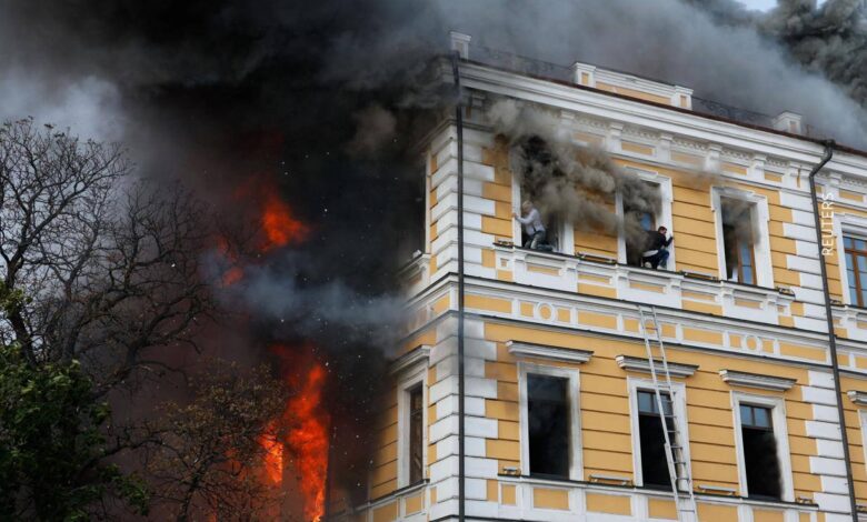 Люди намагаються самостійно врятуватись від вогню в будівлі Національної академії наук. Фото: Радіо Свобода