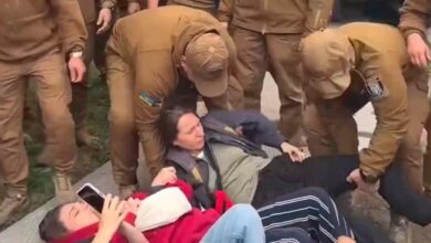 Муніципальна охорона відтягує людей на будмайданчику на Теремках. Фото: скриншот з відео "Суспільне"