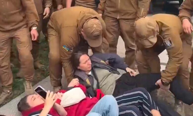 Муніципальна охорона відтягує людей на будмайданчику на Теремках. Фото: скриншот з відео "Суспільне"