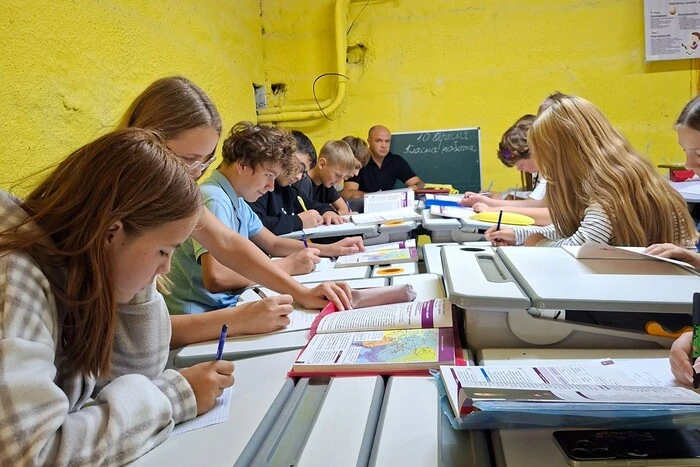 Діти під час уроку в укритті. Фото: Бучанська міська рада